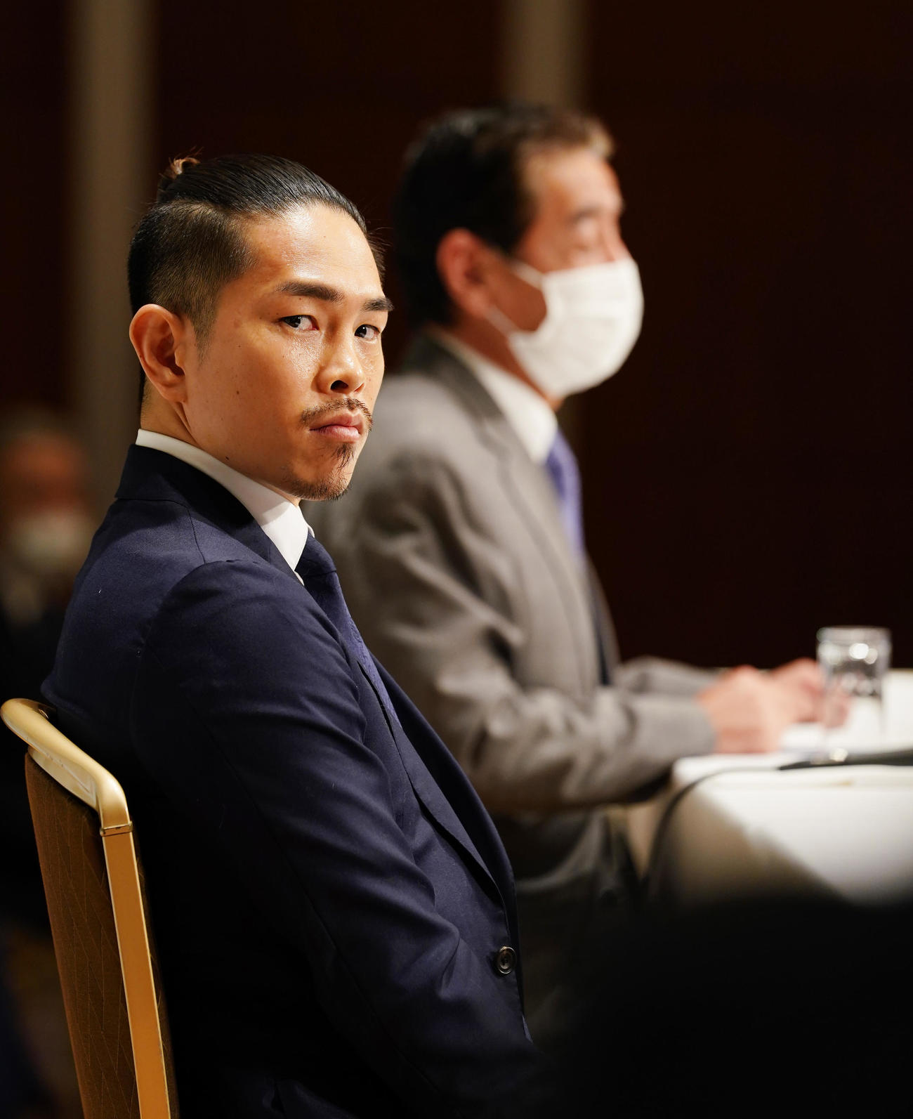 会見で記者の質問に答える永田理事長（右）の横で浮かない表情を見せる井岡（撮影・菅敏）