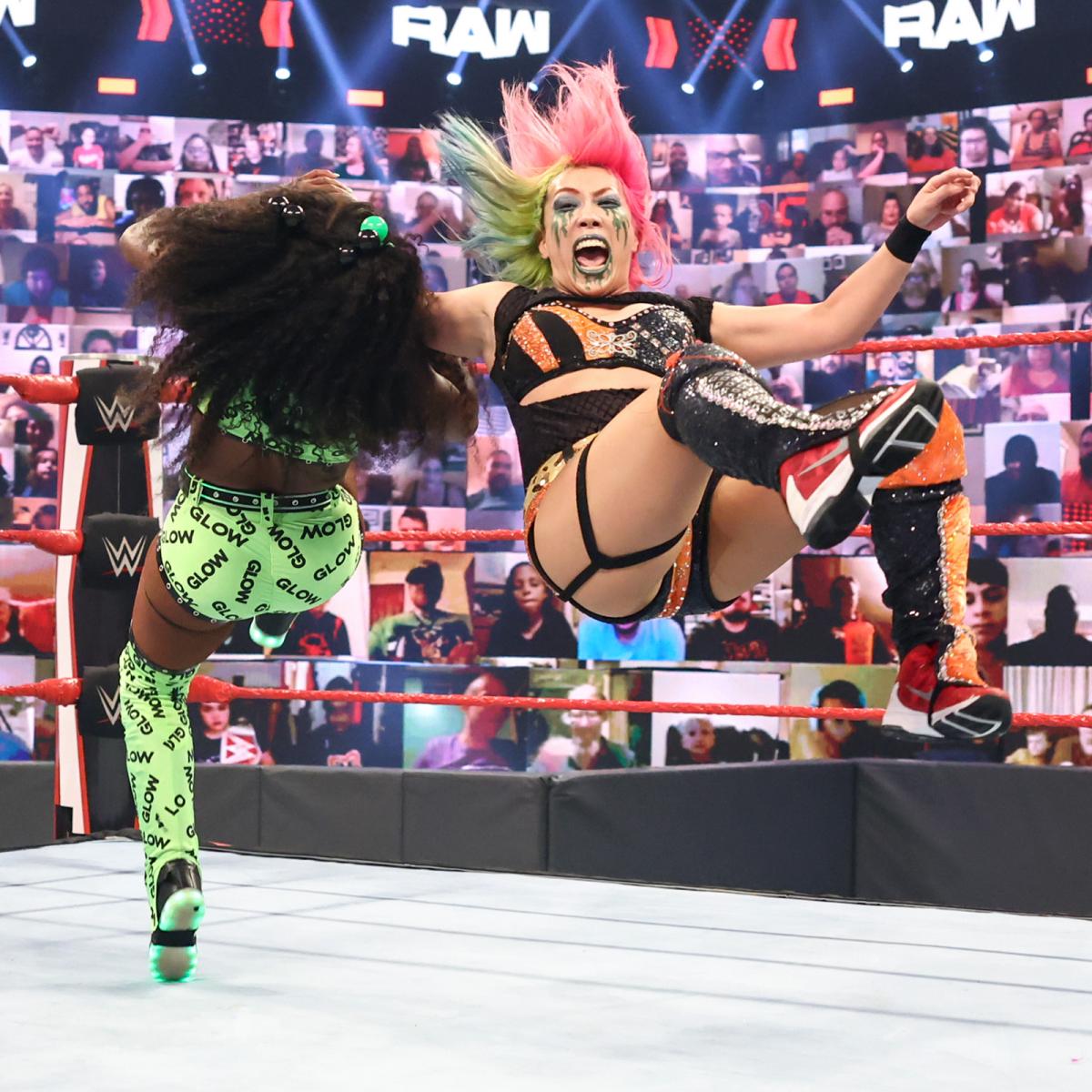 ナオミ（左）らとの4WAY形式のMITB女子ラダー戦前哨戦に臨んだアスカ（Ｃ）2021 WWE, Inc. All Rights Reserved.