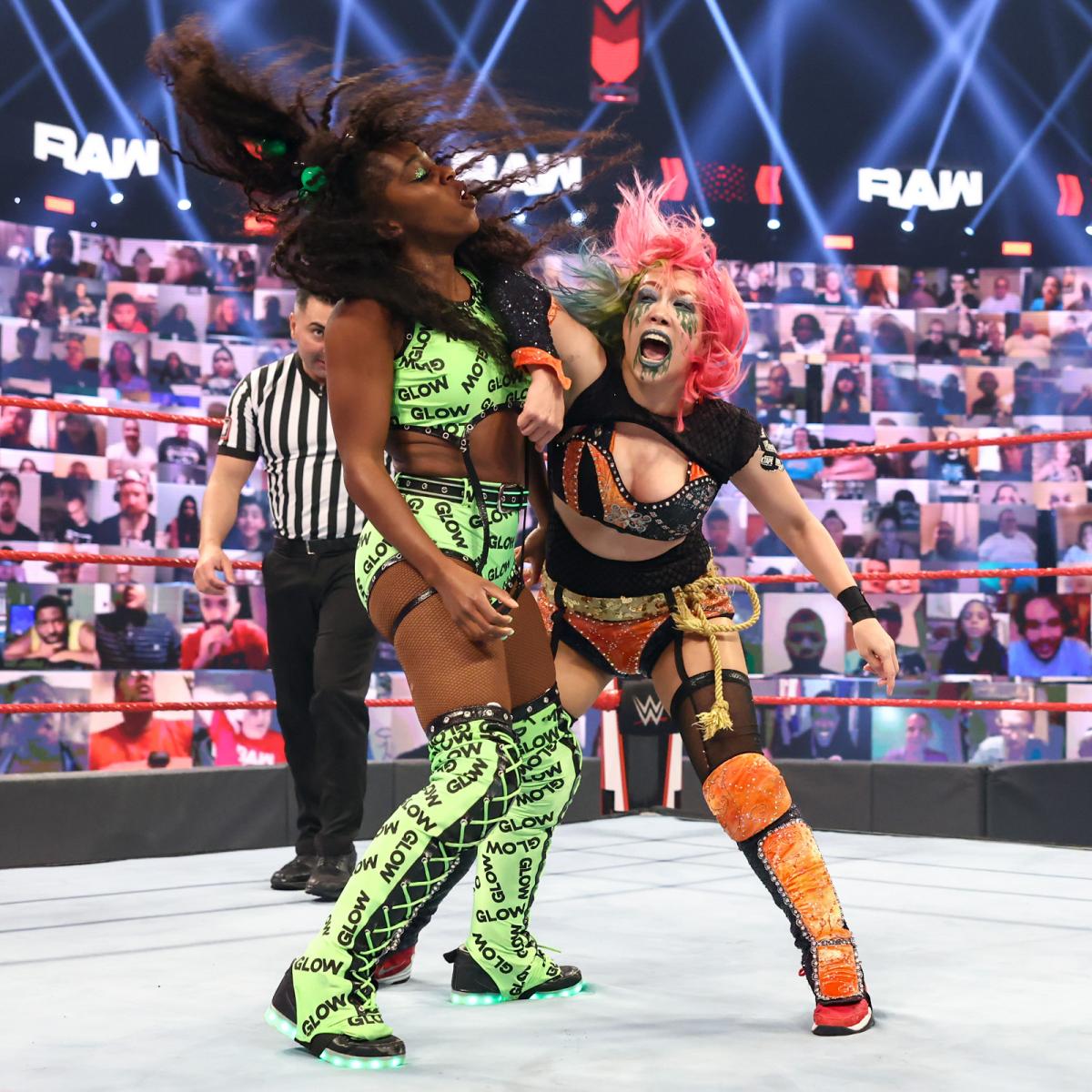ナオミ（左）にエルボーを打つアスカ（Ｃ）2021 WWE, Inc. All Rights Reserved.