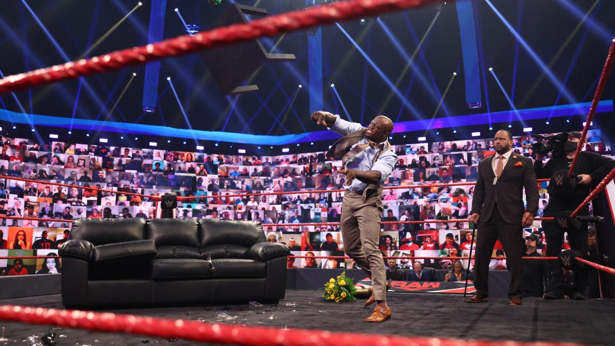 テーブルを投げ飛ばすWWEヘビー級王者ラシュリー（中央）。右はMVP（Ｃ）2021 WWE, Inc. All Rights Reserved.