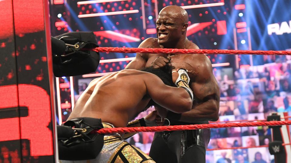 ウッズ（左）をコーナーに追い詰めたWWEヘビー級王者ラシュリー（Ｃ）2021 WWE, Inc. All Rights Reserved.