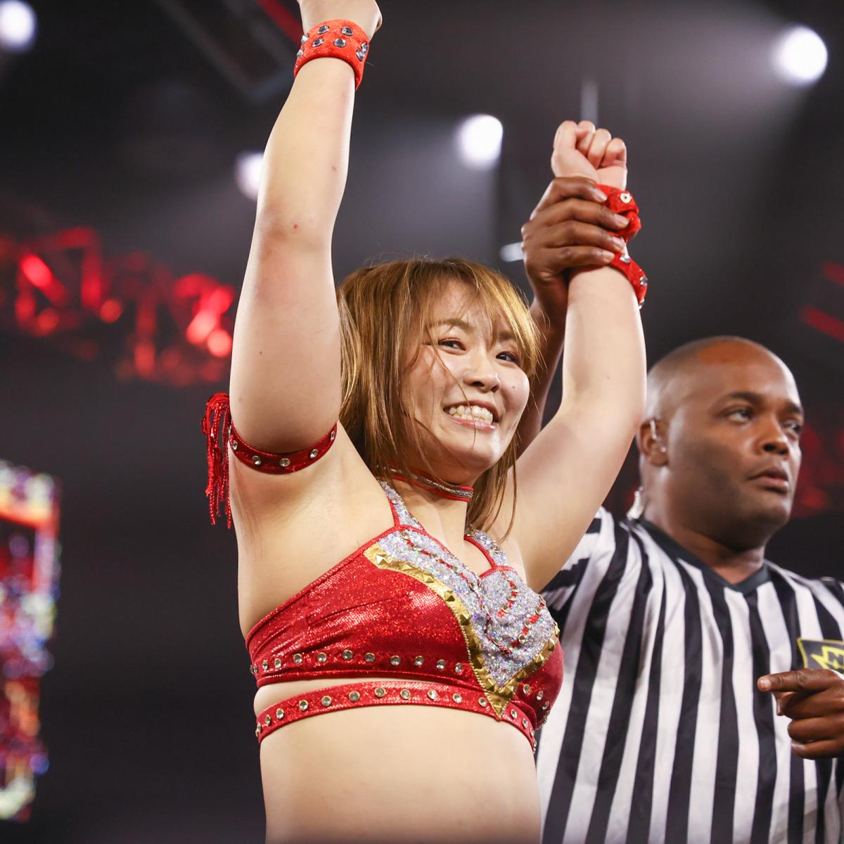 勝ち名乗りを受けるサレイ（C）2021 WWE, Inc. All Rights Reserved.