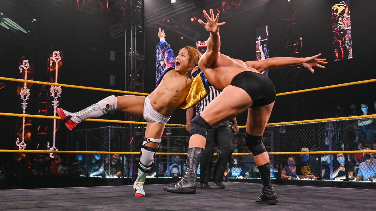 ハドソン（右）とNXTブレイクアウト・トーナメント1回戦で激突したイケメン二郎（C）2021 WWE, Inc. All Rights Reserved.
