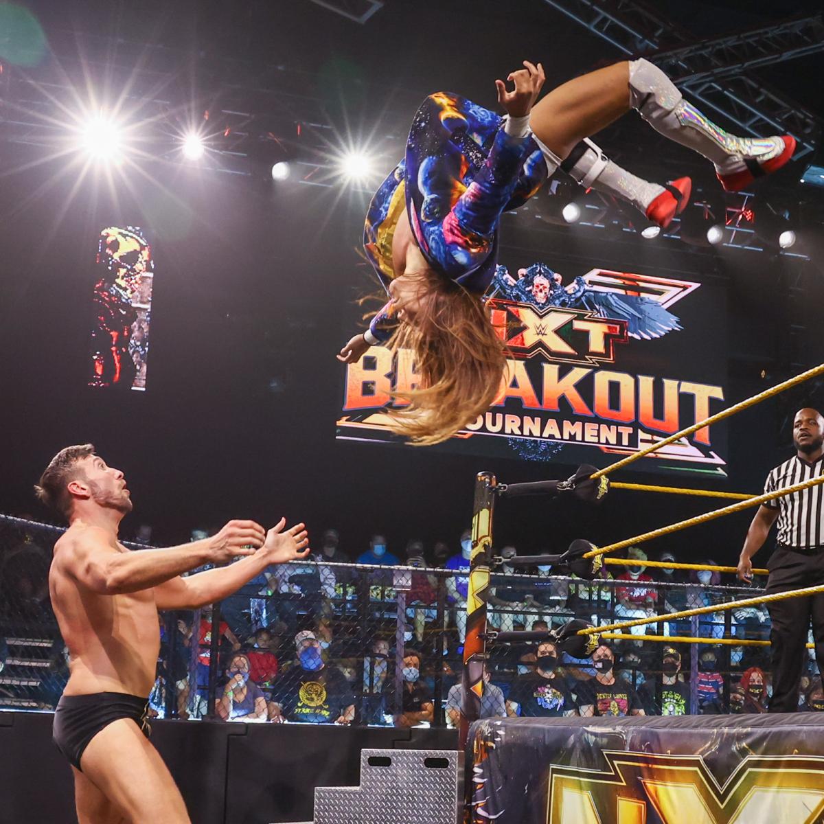 ハドソン（左）にスプリングボード式月面水爆を放ったイケメン二郎（C）2021 WWE, Inc. All Rights Reserved.