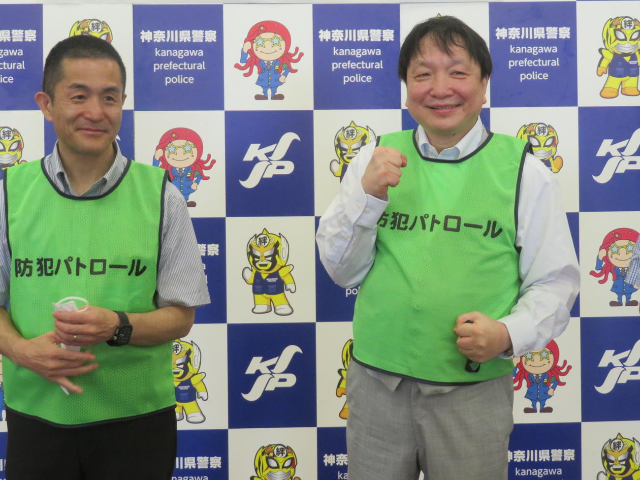 防犯ビブス贈呈式に出席した大橋ジムの大橋会長（右）と川崎新田ジムの新田会長
