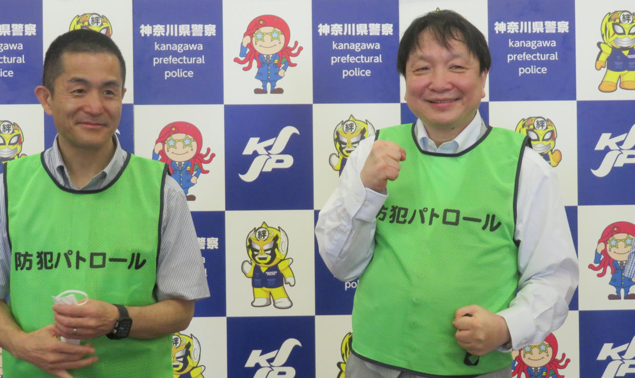 防犯ビブス贈呈式に出席した大橋ジムの大橋会長（右）と川崎新田ジムの新田会長