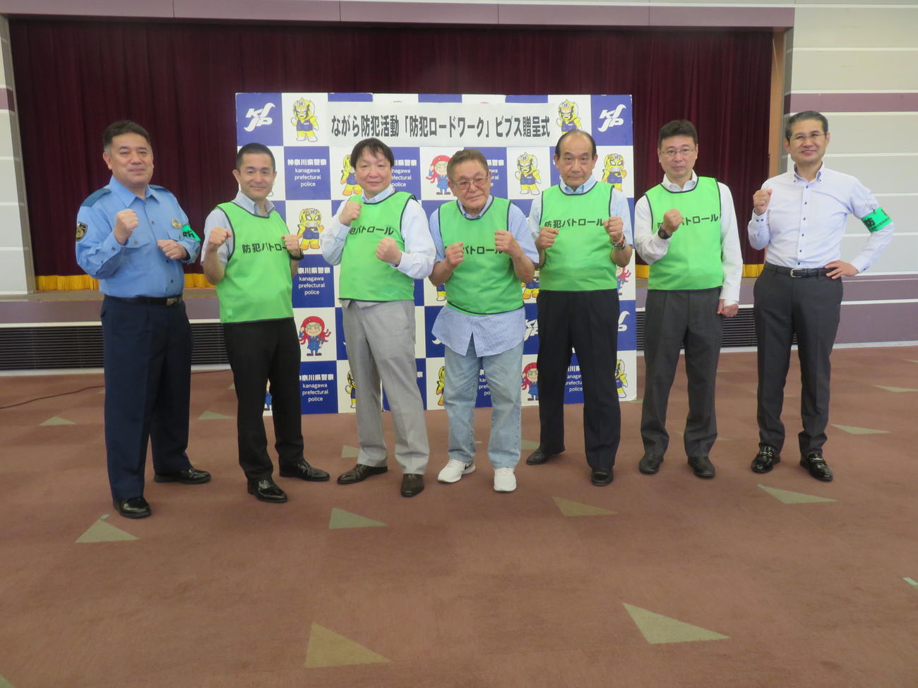 神奈川県警、全国防犯協会連合会の両幹部と「防犯ロードワーク」ビブス贈呈式に臨んだ神奈川県内のボクシングジム代表者5人
