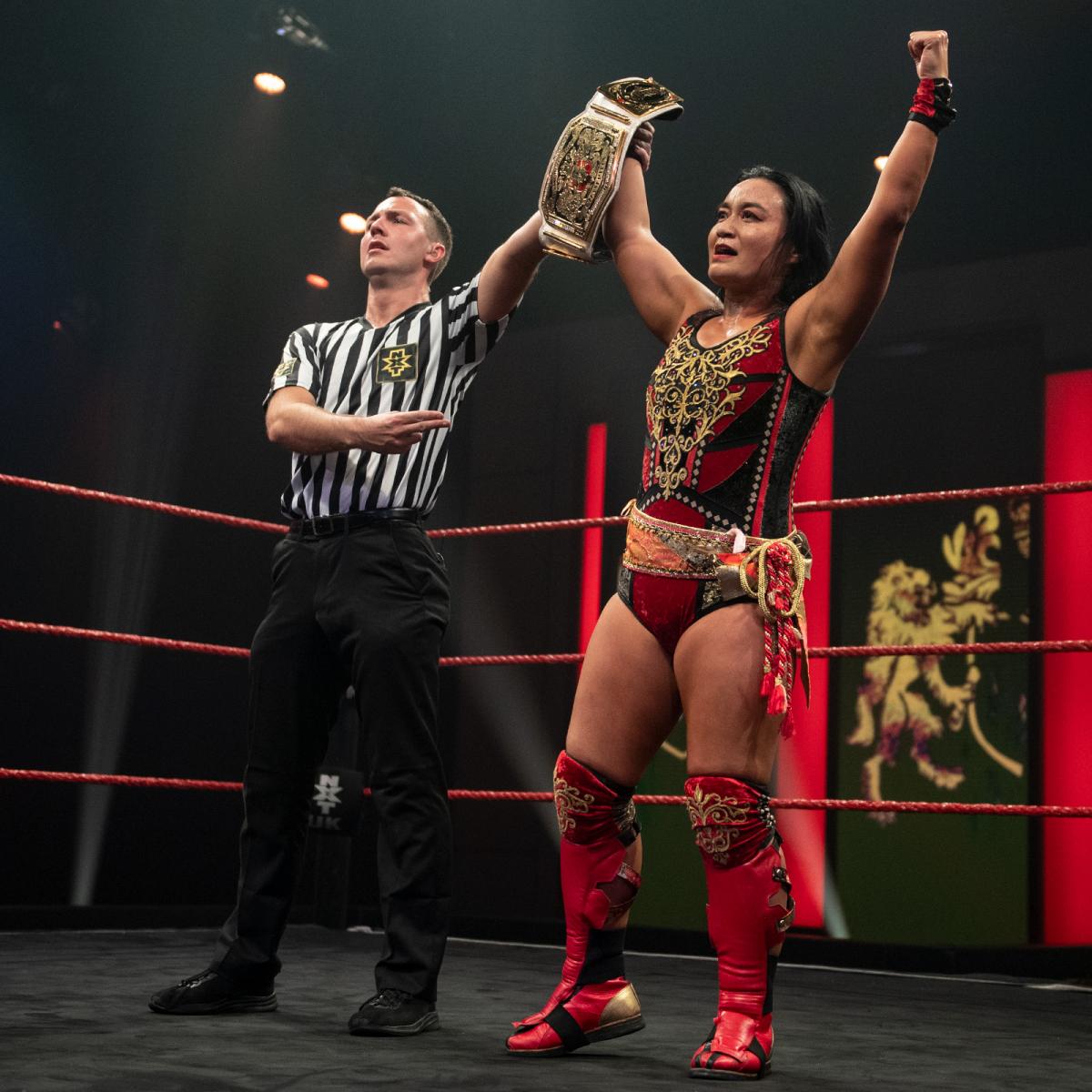 初防衛成功の勝ち名乗りを受けたNXT UK女子王者里村（右）（C）2021 WWE, Inc. All Rights Reserved.