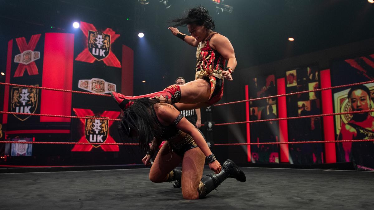 アメール（下）にスコーピオライジングを成功させたNXT UK王者里村（C）2021 WWE, Inc. All Rights Reserved.