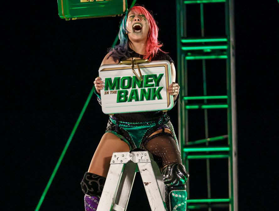 20年のMITB女子ラダー戦を制したアスカ（C）2021 WWE, Inc. All Rights Reserved.