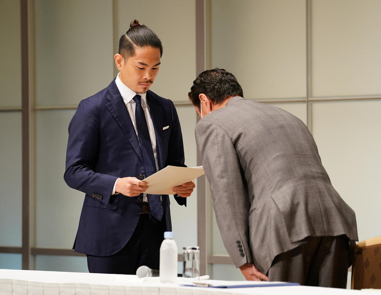 会見で永田理事長（右）から謝罪文を受け取る井岡（2021年7月12日撮影）