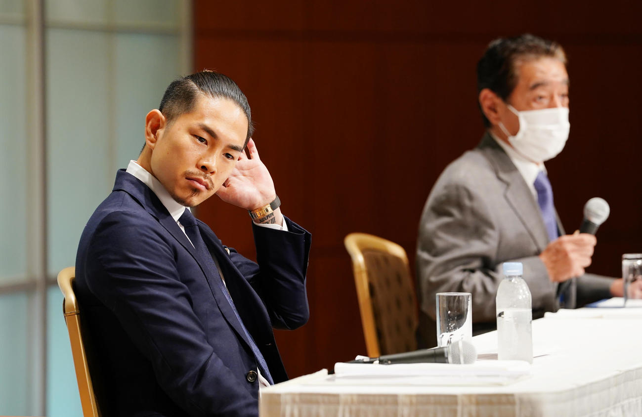 会見で記者の質問に答える永田理事長（右）の横で浮かない表情を見せる井岡（2021年7月12日撮影）
