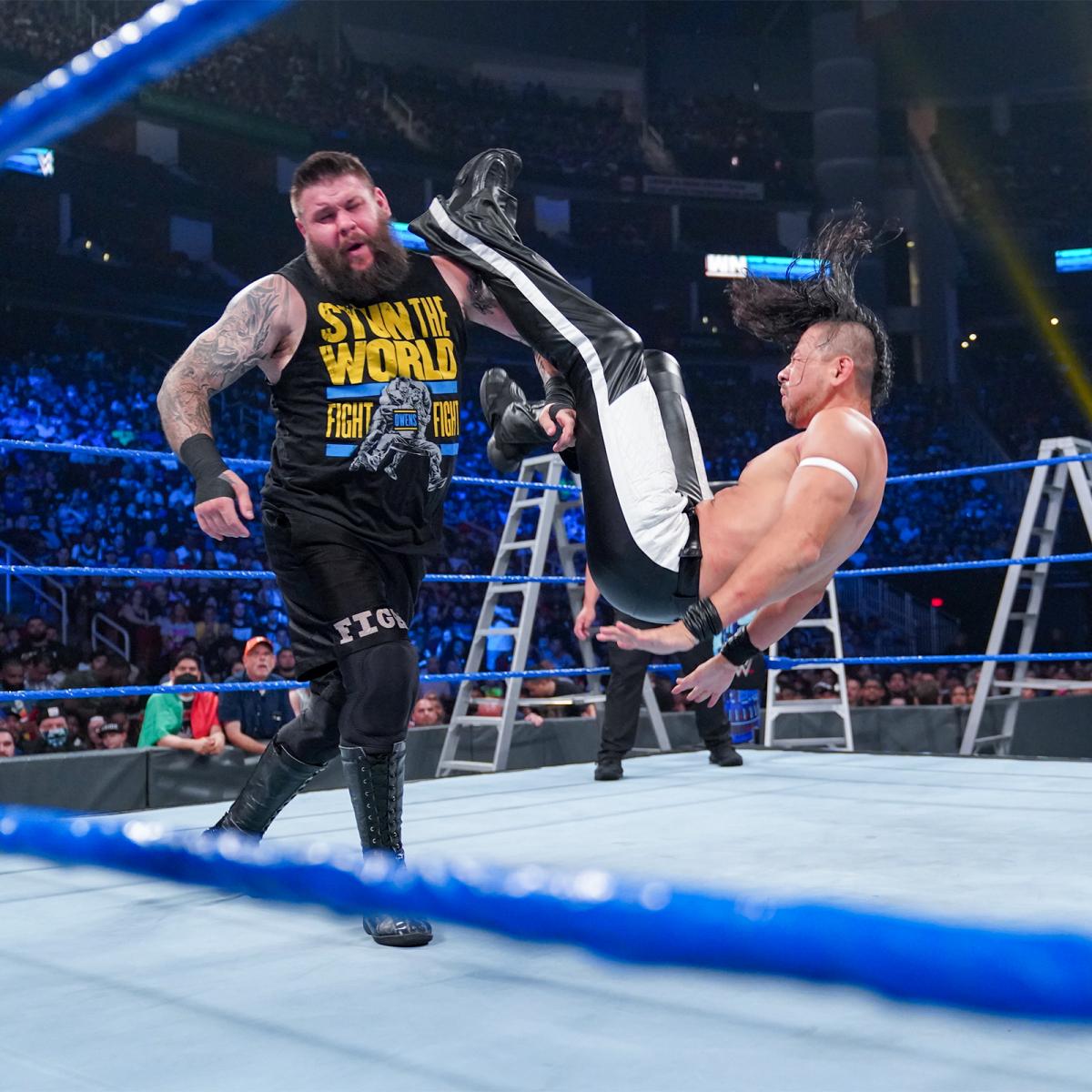 オーエンズ（左）にスピンキックを決めた中邑（C）2021 WWE, Inc. All Rights Reserved.