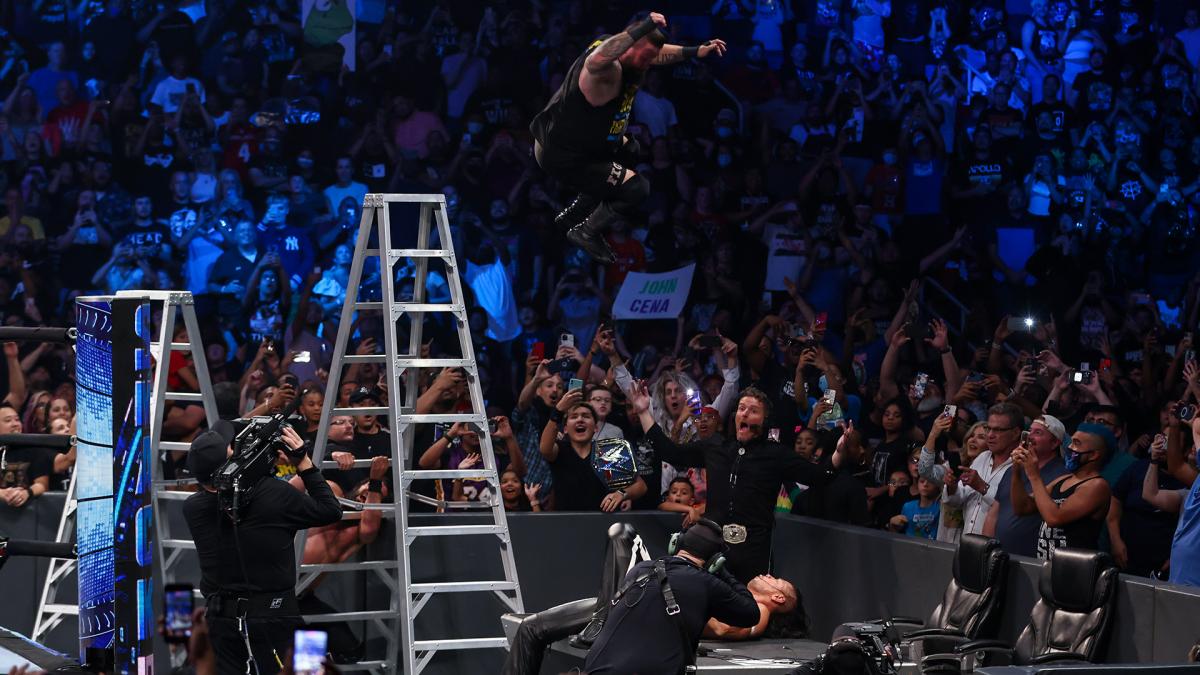 ラダートップから飛んだオーエンズ（上）のエルボードロップを解説席上で受ける中邑（C）2021 WWE, Inc. All Rights Reserved.