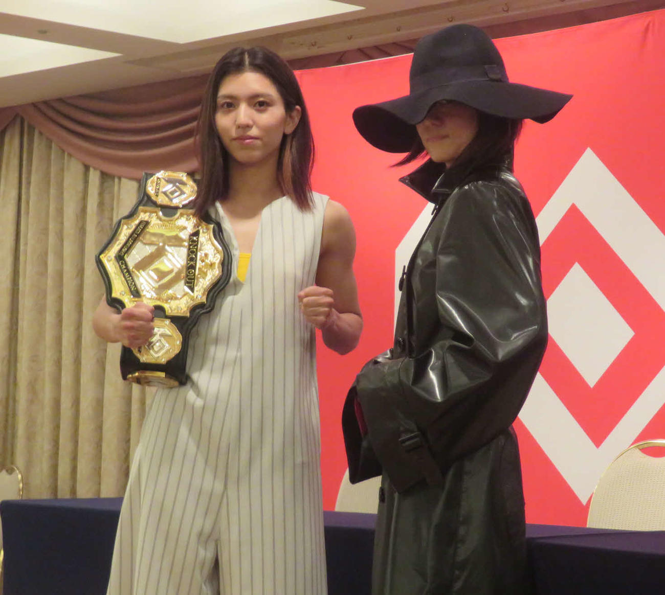 KNOCK OUT王座のベルトを肩にかけ、sasori（右）と並ぶぱんちゃん璃奈