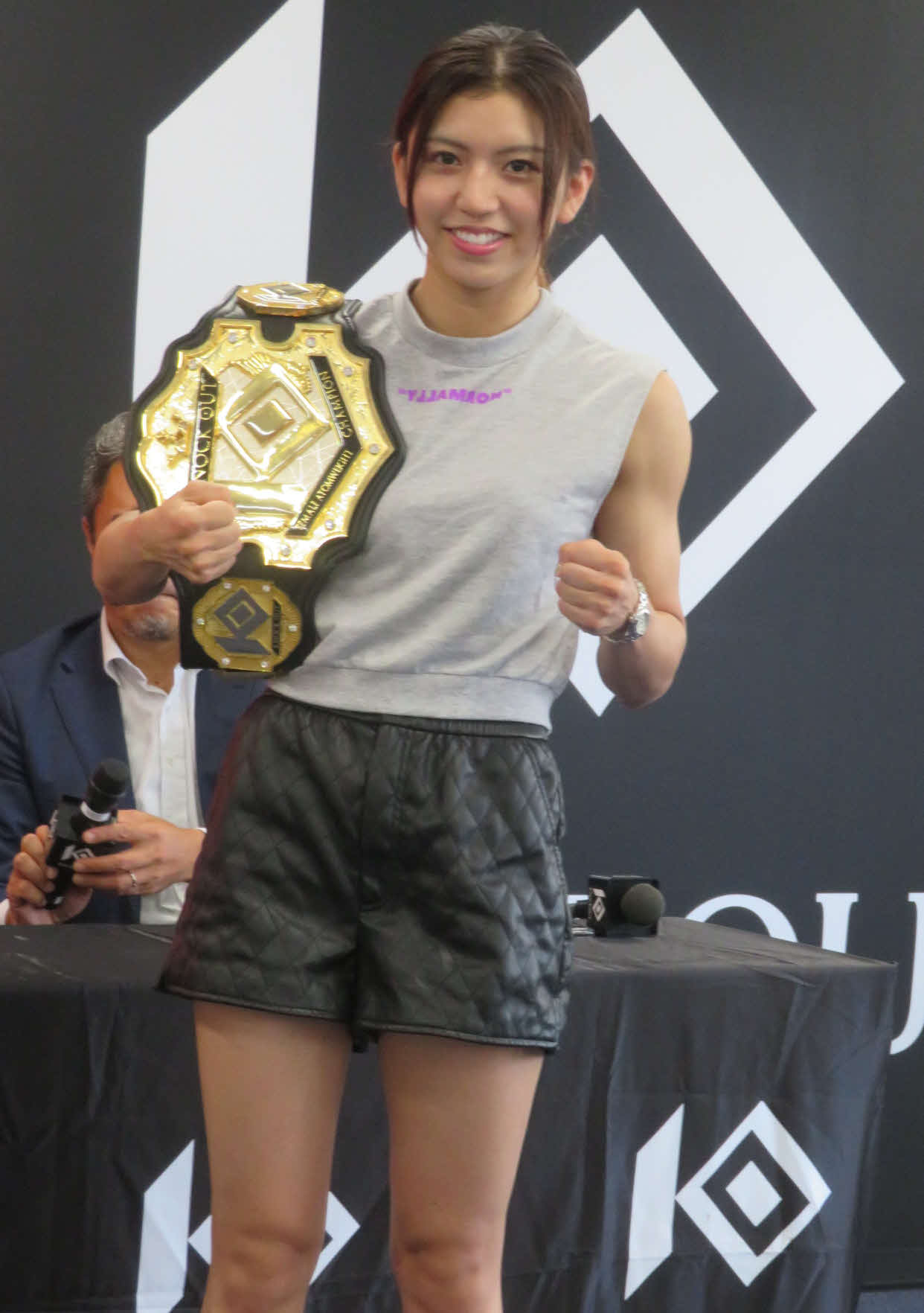 sasoriとの王者対決を制し、一夜明けて会見に臨んだKNOCK OUT－BLACK女子アトム級王者ぱんちゃん璃奈