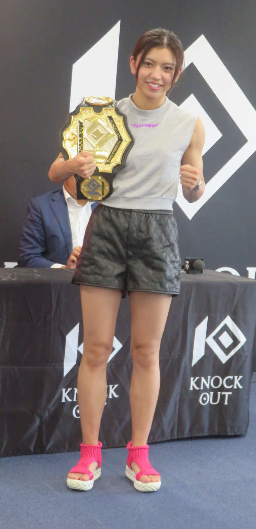 デビュー11連勝を飾り、一夜明け会見に出席したぱんちゃん璃奈