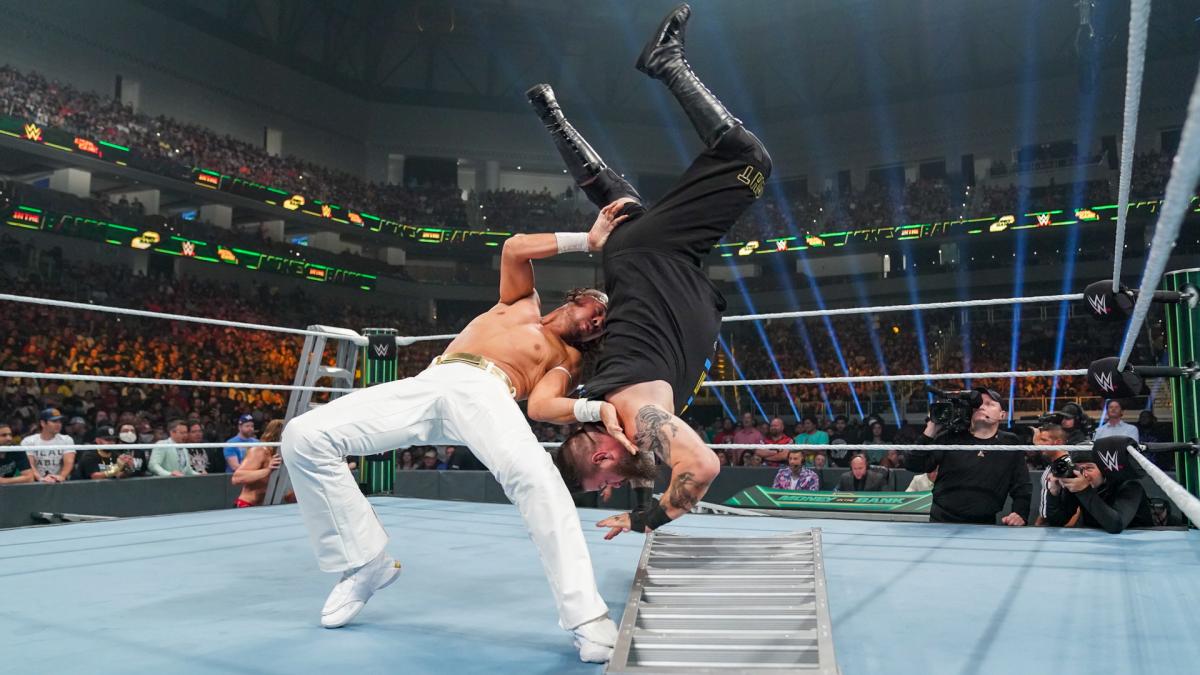 ラダー上にオーエンズ（右）を投げる中邑（Ｃ）2021 WWE, Inc. All Rights Reserved.