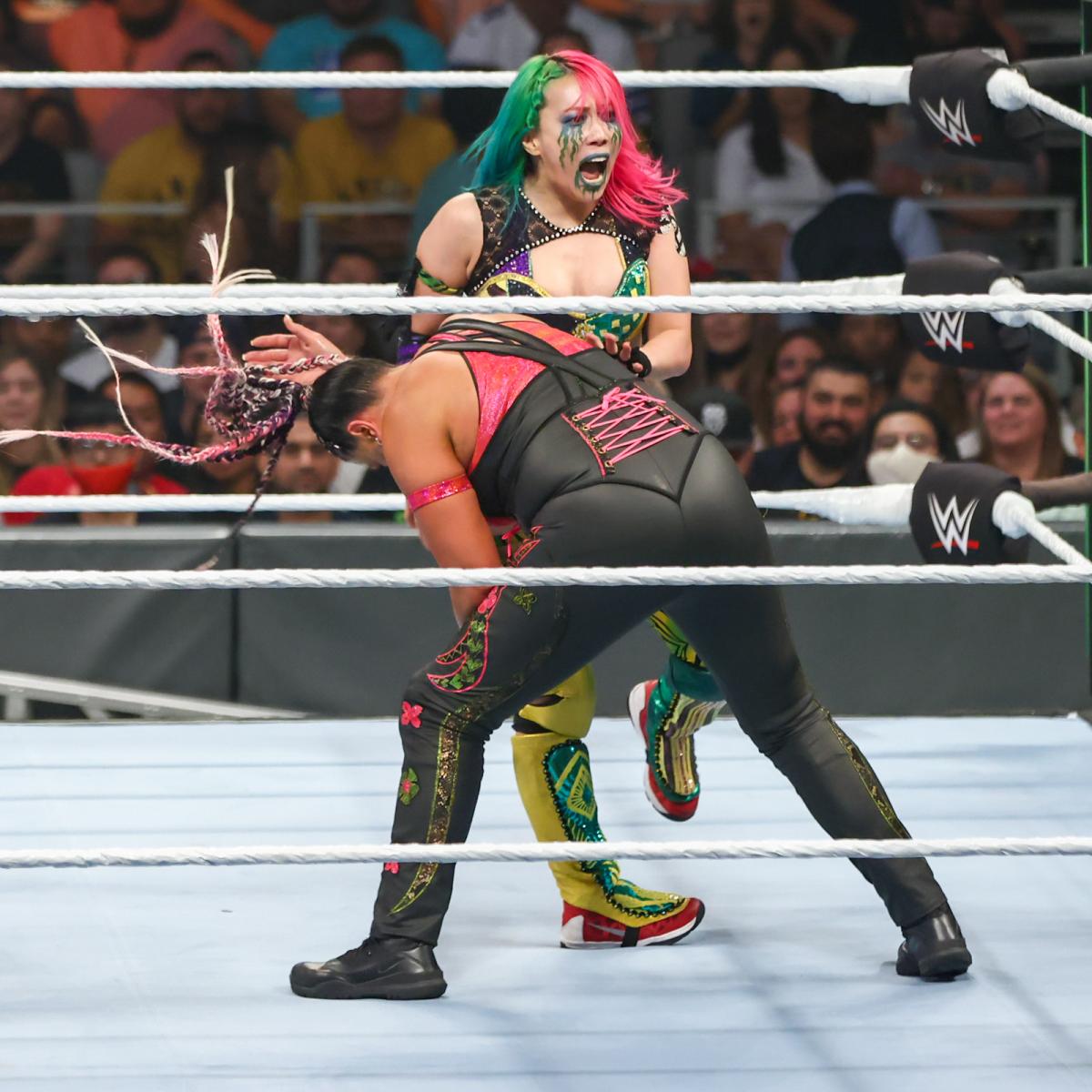 タミーナ（手前）と激しい攻防を繰り広げたアスカ(C)2021 WWE, Inc. All Rights Reserved.