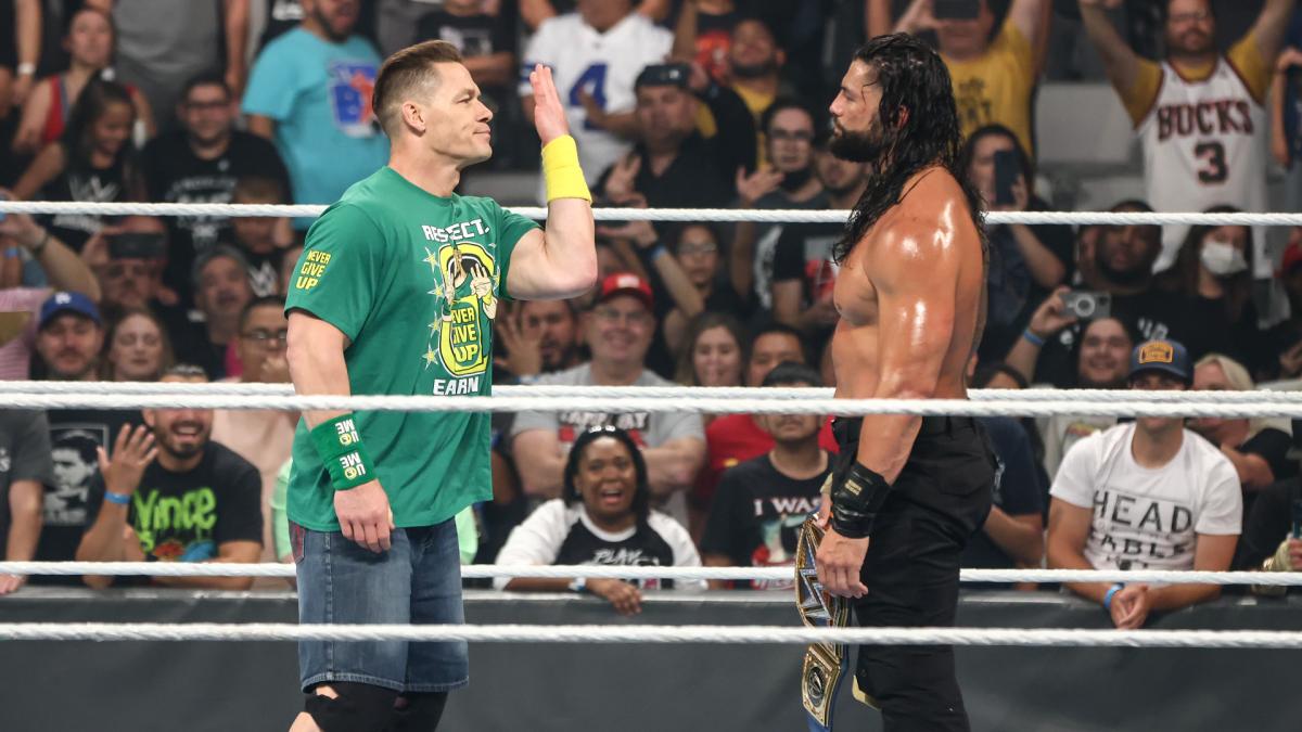 王座防衛したWWEユニバーサル王者レインズ（右）の目の前にサプライズ登場したシナ（Ｃ）2021 WWE, Inc. All Rights Reserved.