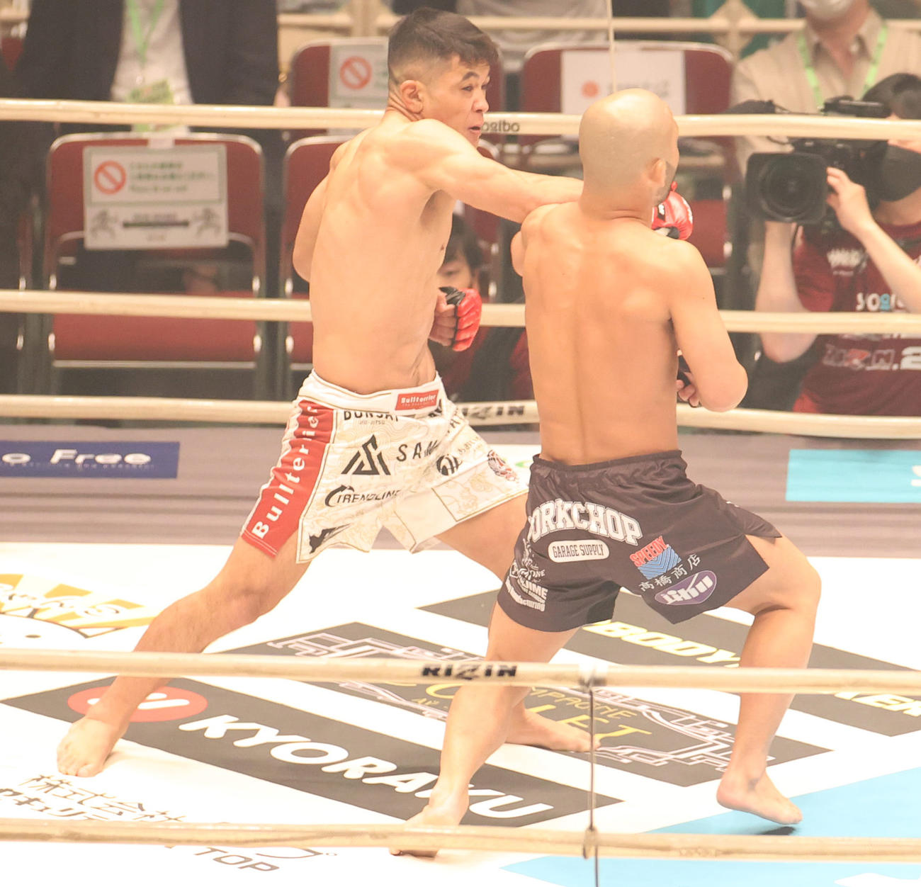 バンタム級トーナメント1回戦　　倉本一真（右）にパンチを当てるアラン“ヒロ“ヤマニハ（2021年6月27日撮影）