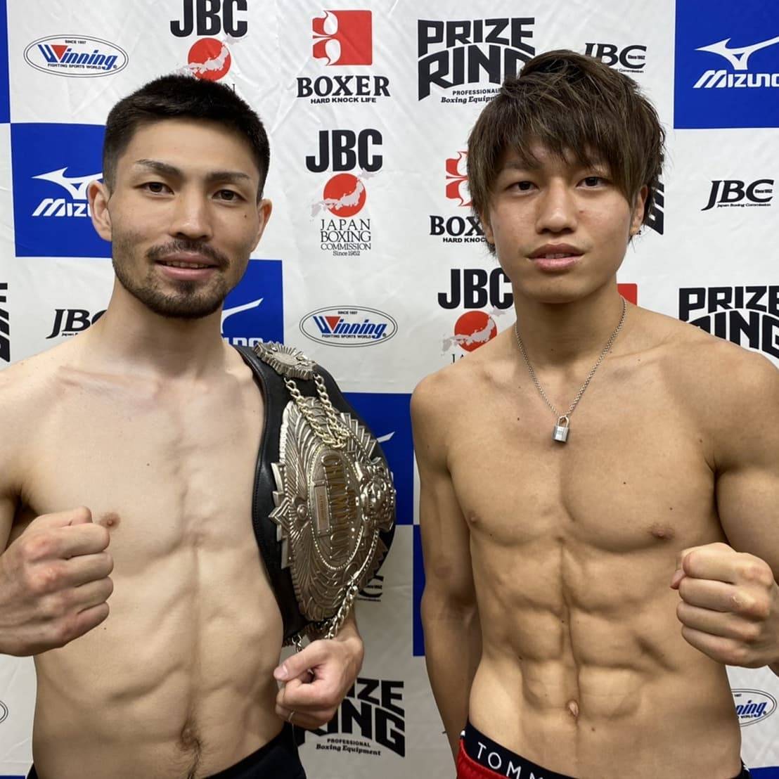 日本フライ級王者ユーリ阿久井（左）に挑戦する同級3位桑原は、ともに計量クリア（大橋ジム提供）