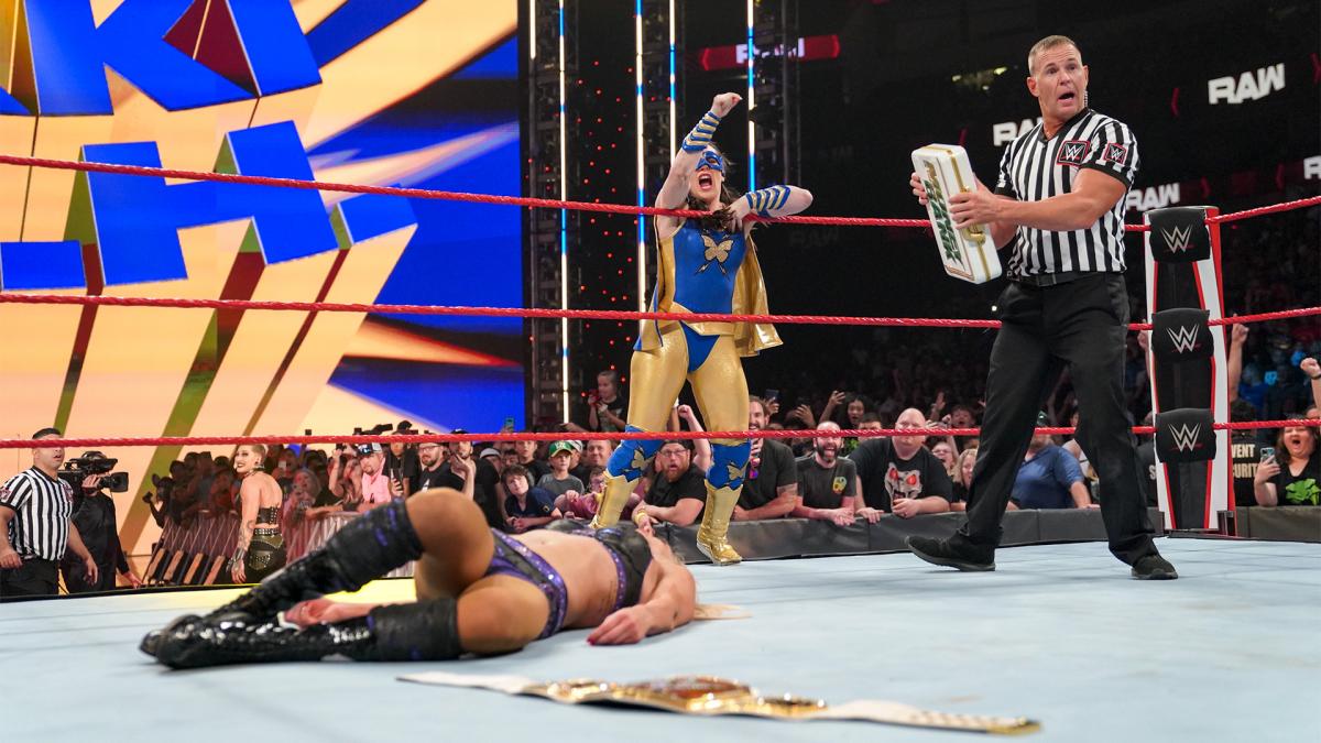 レフェリーに王座権利書入りブリーフケースを手渡し、キャッシュインしたアッシュ（中央）。左下はロウ女子王者フレアー（Ｃ）2021 WWE, Inc. All Rights Reserved.