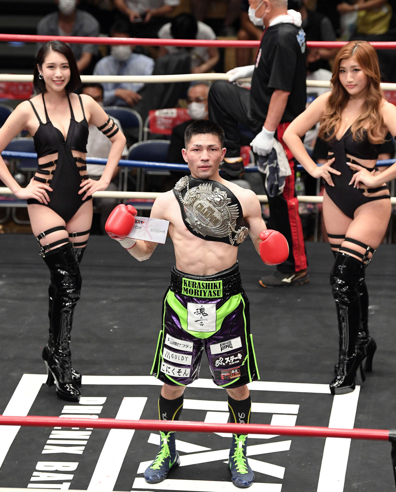 防衛に成功したユーリ阿久井はベルトを肩に巻く（撮影・滝沢徹郎）