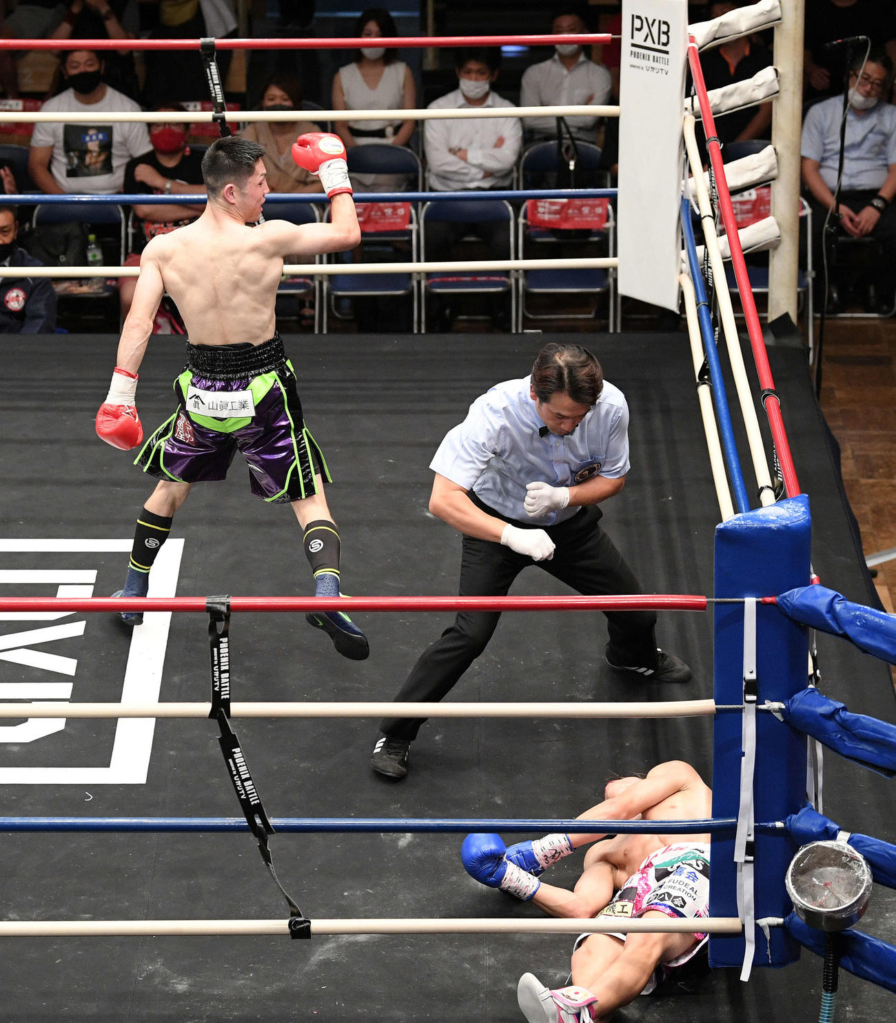 10回、桑原（手前）にノックアウト勝ちしガッツポーズするユーリ阿久井（撮影・滝沢徹郎）