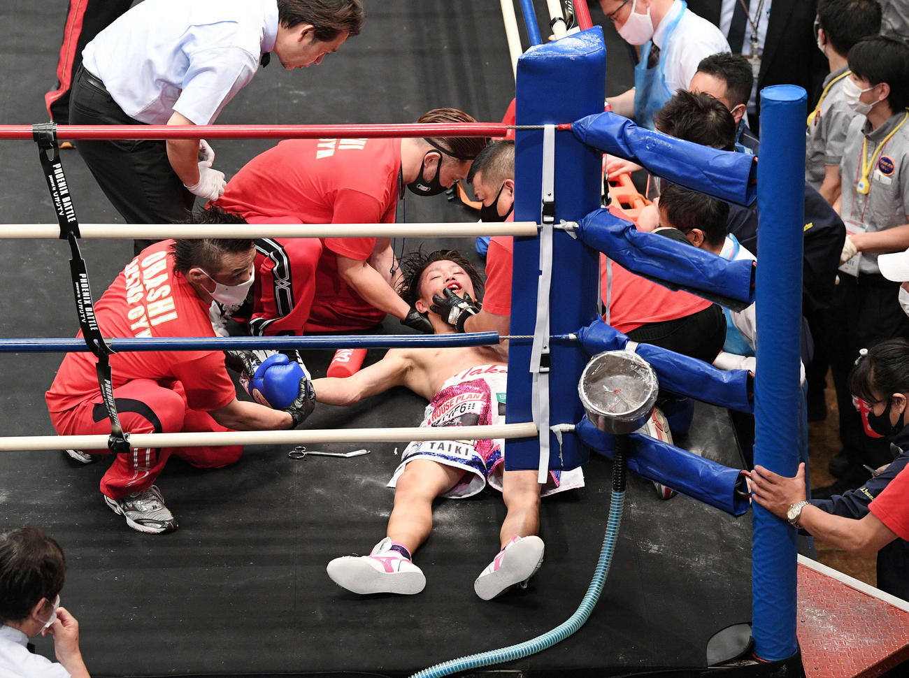 10回、ユーリ阿久井にノックアウト負けしリングに倒れる桑原（撮影・滝沢徹郎）