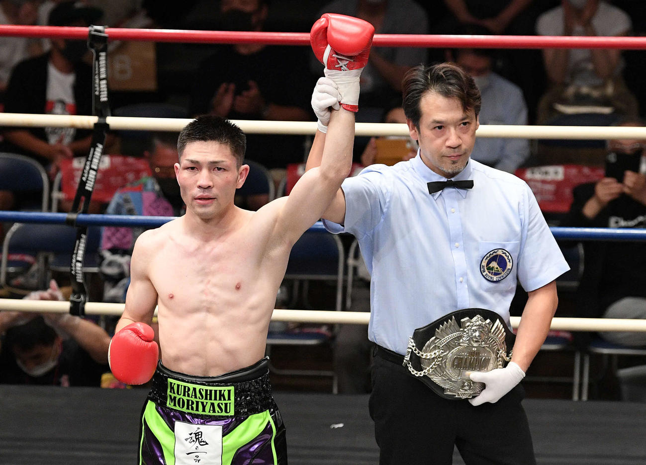桑原に勝利し勝ち名乗りを受けるユーリ阿久井（撮影・滝沢徹郎）
