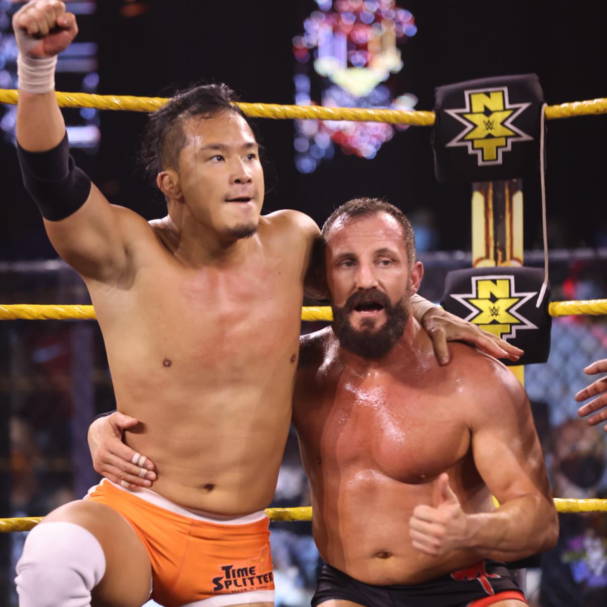 フィッシュ（右）と勝利を喜ぶNXTクルーザー級王者KUSHIDA（Ｃ）2021 WWE, Inc. All Rights Reserved.