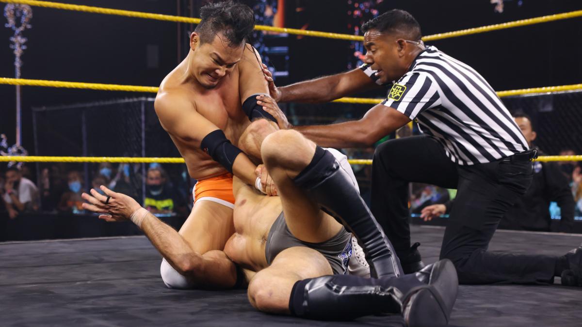 タイラー（下）をホバーボードロックで絞めあげるNXTクルーザー級王者KUSHIDA（Ｃ）2021 WWE, Inc. All Rights Reserved.