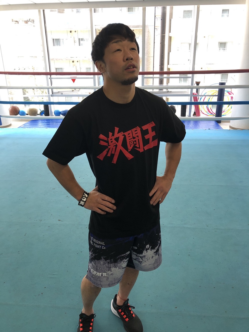 リターン品として用意される「激闘王Tシャツ」を着用するボクシング元世界3階級制覇王者八重樫氏