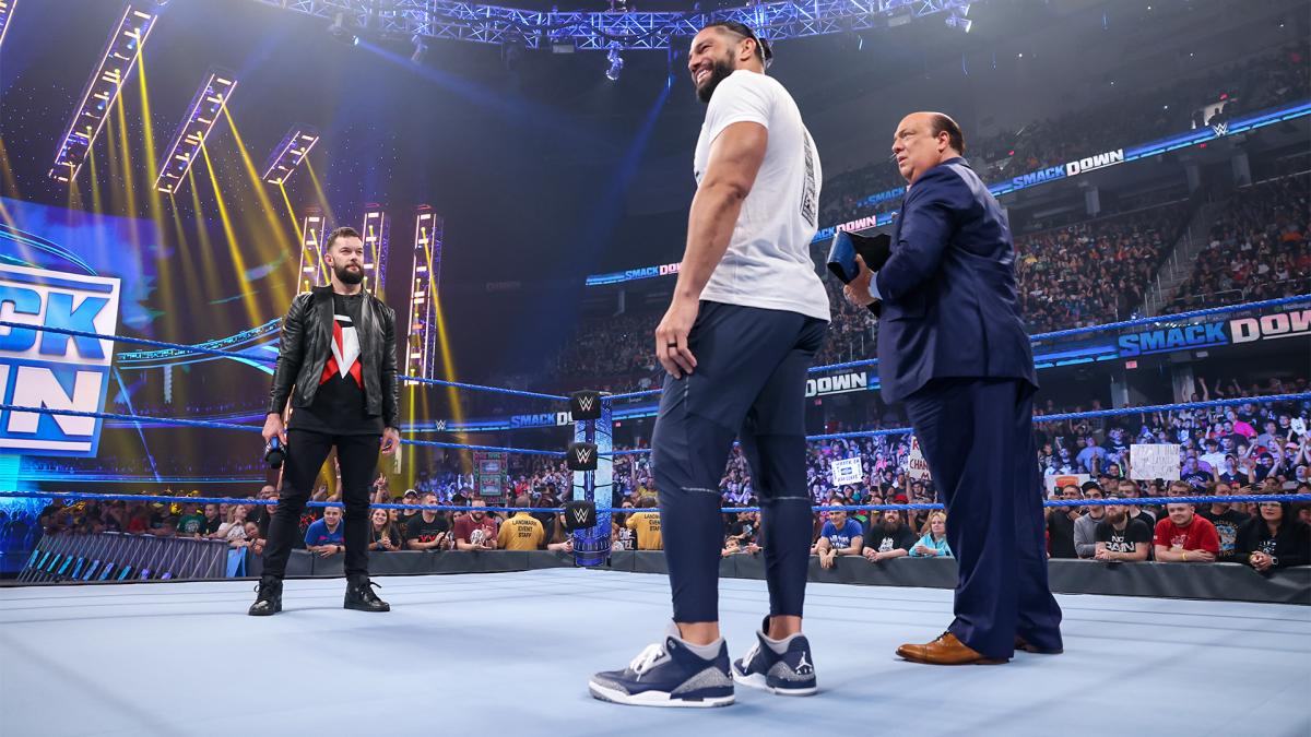 WWEユニバーサル王者レインズ（中央）に挑戦表明したベイラー（左端）。右端はヘイマン（C）2021 WWE, Inc. All Rights Reserved.