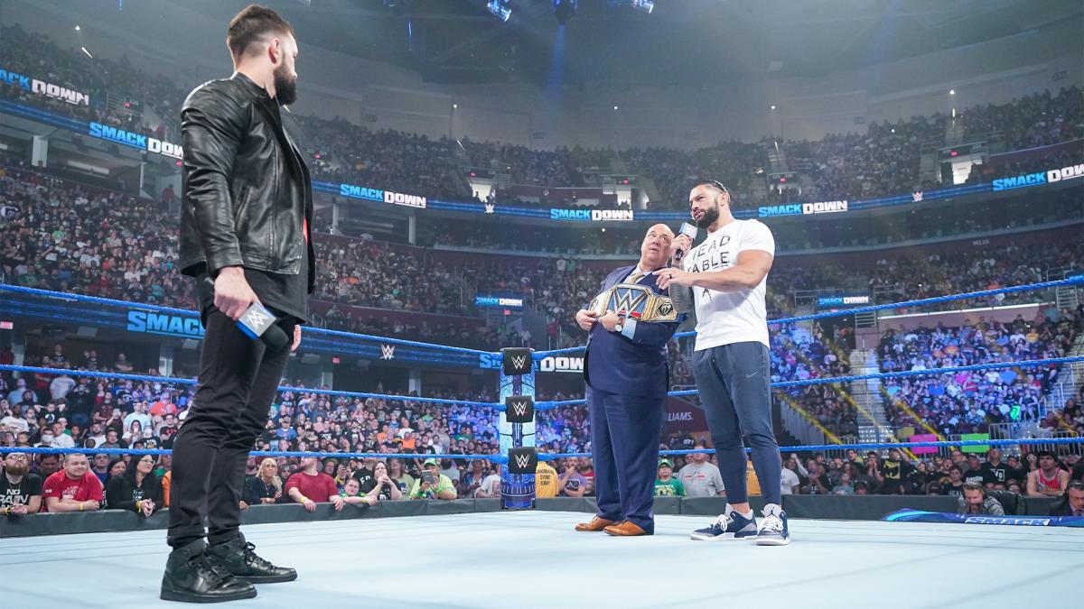 王者レインズ（右端）、ヘイマン（中央）の前に姿をみせたベイラー（C）2021 WWE, Inc. All Rights Reserved.