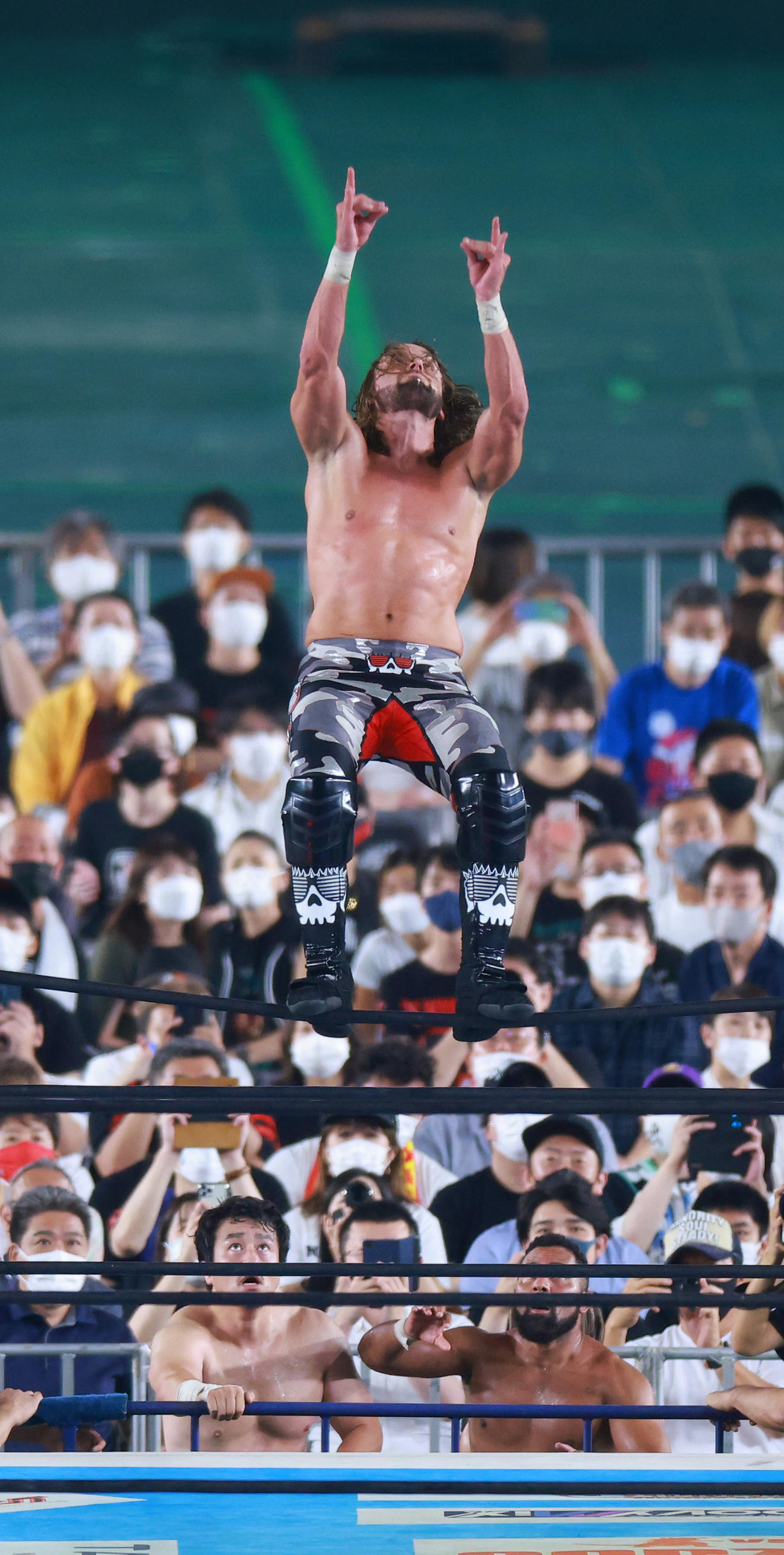 トップロープから場外にムーンサルトプレスを決めるエル・ファンタズモ（撮影・中島郁夫）
