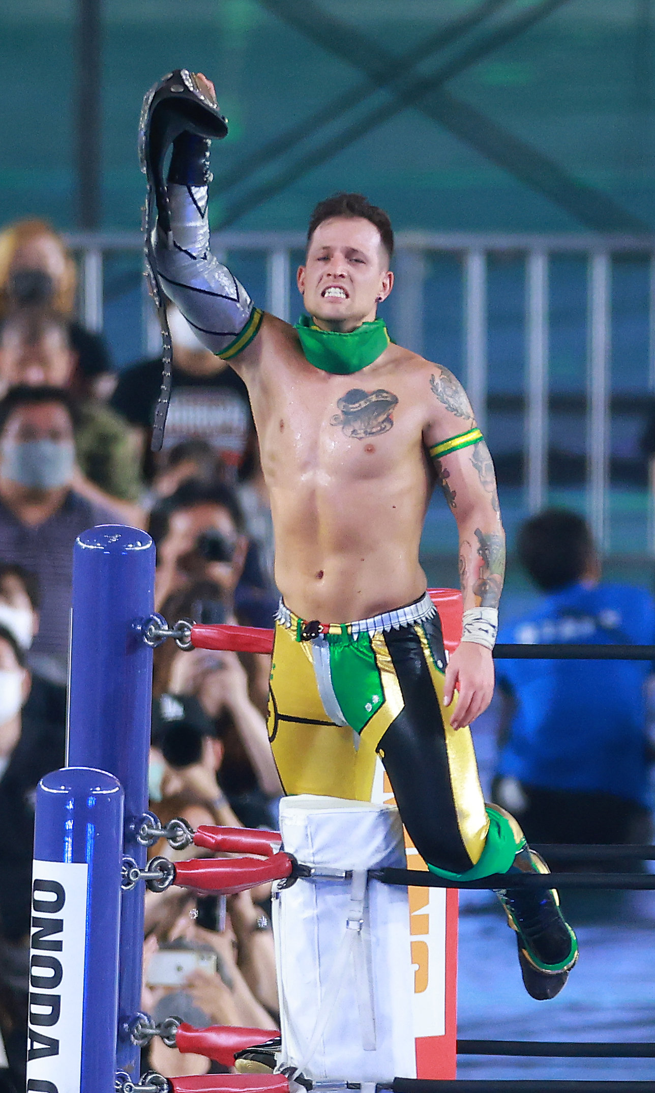 デスペラードからベルトを奪い新王者となったイーグルス（撮影・中島郁夫）