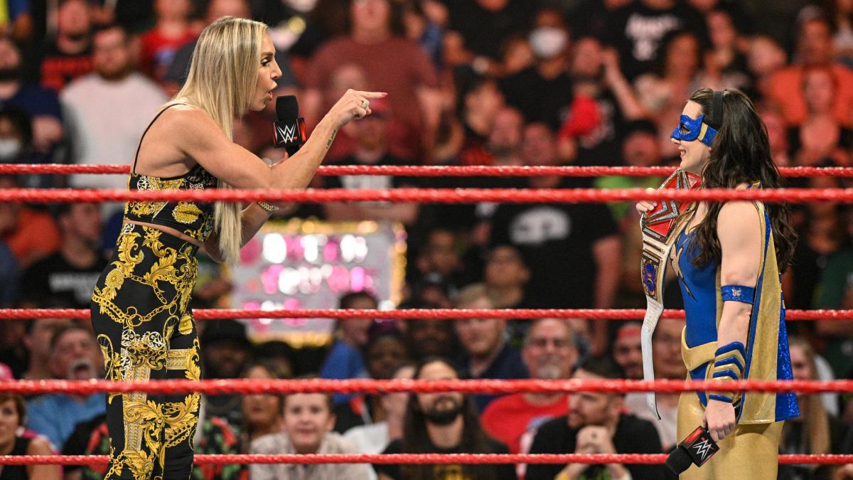 フレアー（左）に王座戦を要求されたロウ女子王者アッシュ（C）2021 WWE, Inc. All Rights Reserved.