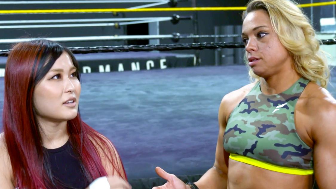 NXT女子タッグ王者のパートナー、スターク（右）から関係改善を懇願された紫雷（C）2021 WWE, Inc. All Rights Reserved.