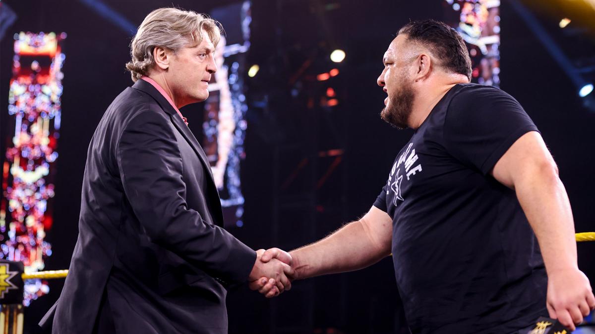 NXTリーガルGM（左）と握手を交わしたサモア・ジョー（C）2021 WWE, Inc. All Rights Reserved.