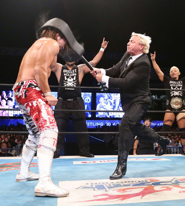 14年8月に新日本プロレスで来日時、棚橋弘至（左）にギターショットを見舞ったジェフ・ジャレット
