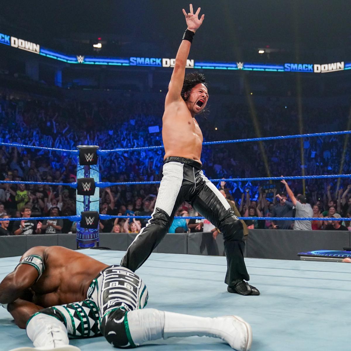 気合の雄たけびをあげる中邑（右）。左下はインターコンチネンタル王者クルーズ（C）2021 WWE, Inc. All Rights Reserved.