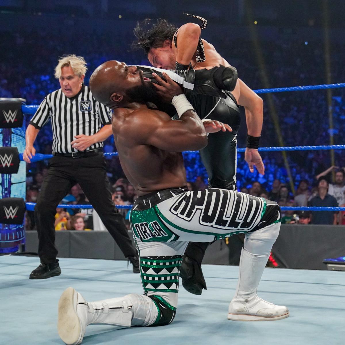 インターコンチネンタル王者クルーズ（左）にキンシャサを決める中邑（C）2021 WWE, Inc. All Rights Reserved.