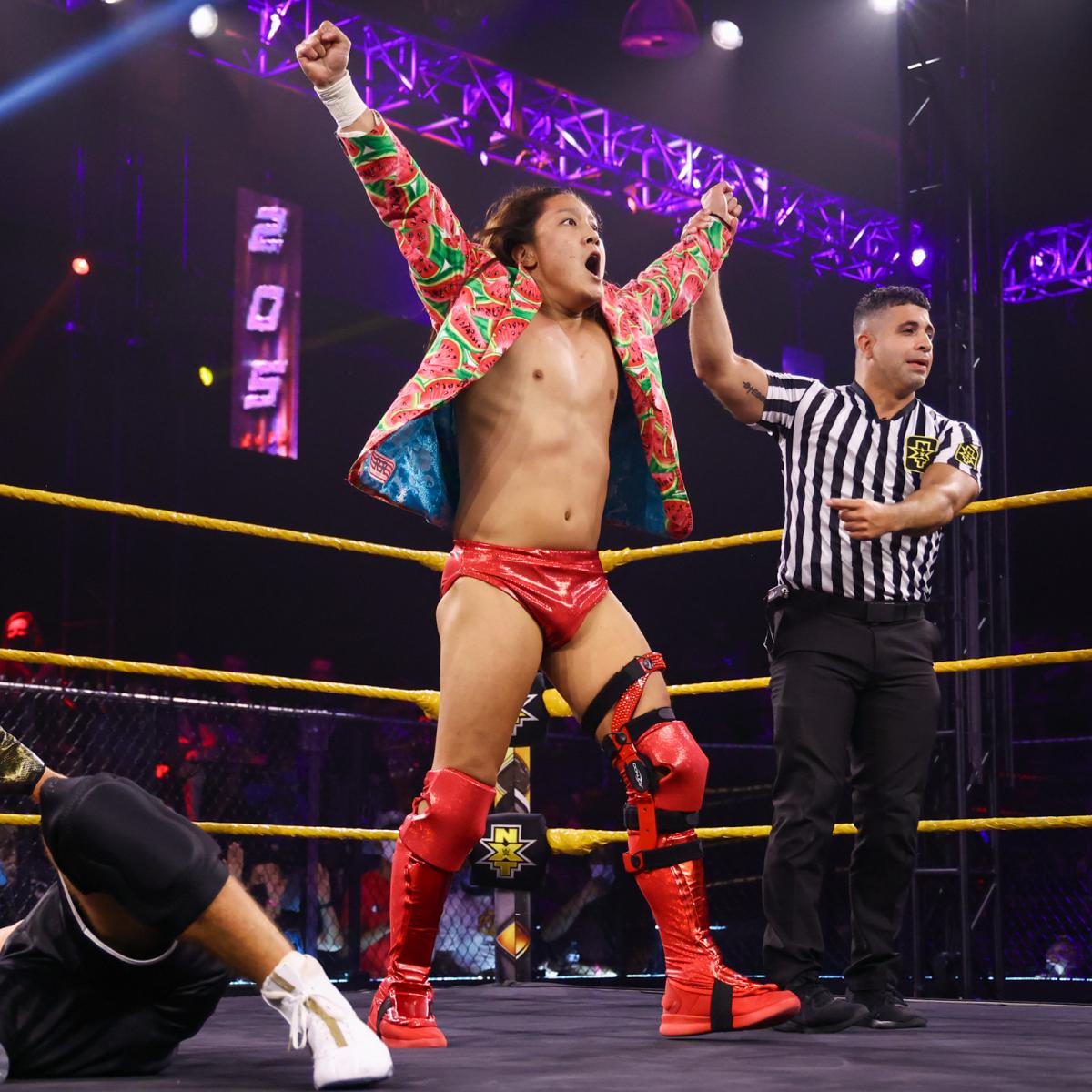 勝ち名乗りを受けたイケメン二郎（中央）©2021 WWE, Inc. All Rights Reserved.