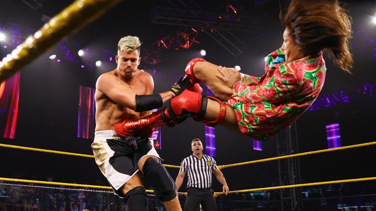 ウォーラー（左）にイケメンスラッシュを決めるイケメン二郎©2021 WWE, Inc. All Rights Reserved.