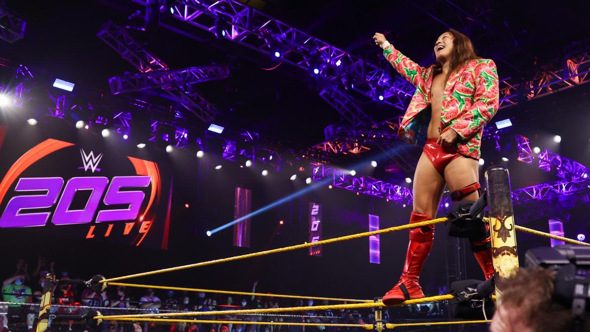 コーナーによじ登り、観客の声援に応じたイケメン二郎©2021 WWE, Inc. All Rights Reserved.