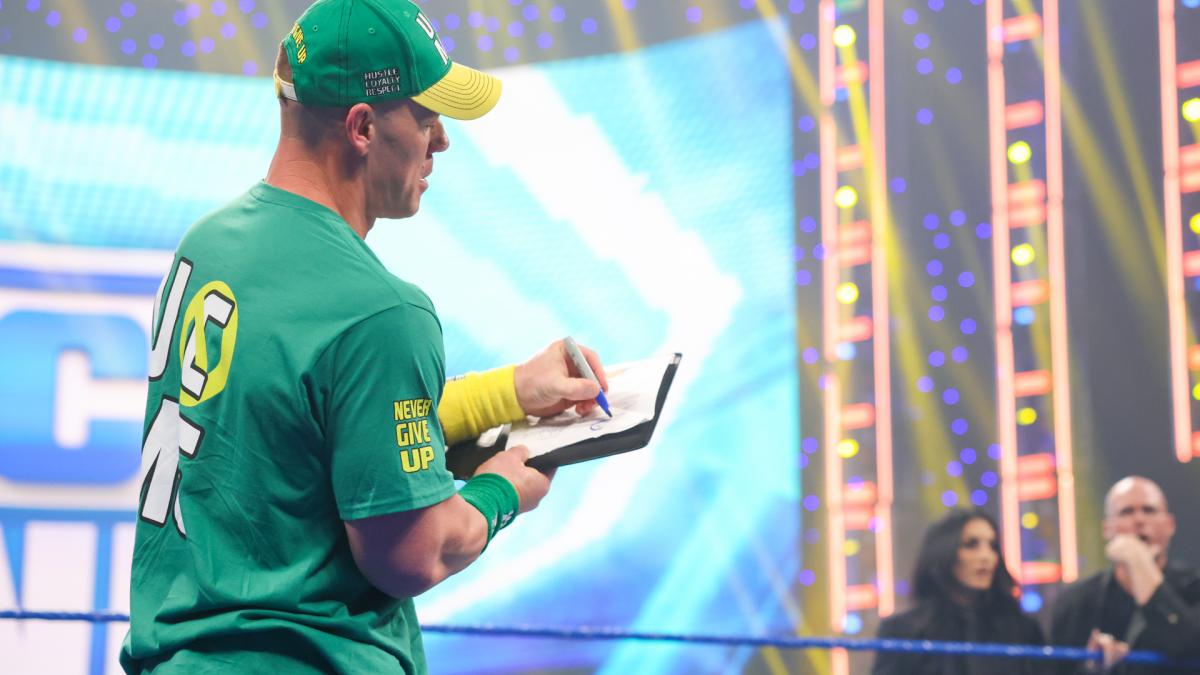 WWEユニバーサル王座戦の調印書にサインするジョン・シナ（C）2021 WWE, Inc. All Rights Reserved.