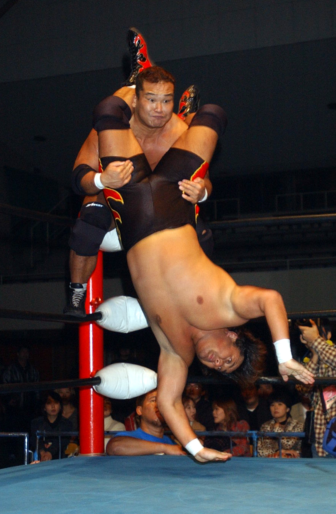 田中将斗（上）にフランケンシュタイナーをかける保坂秀樹（02年撮影）