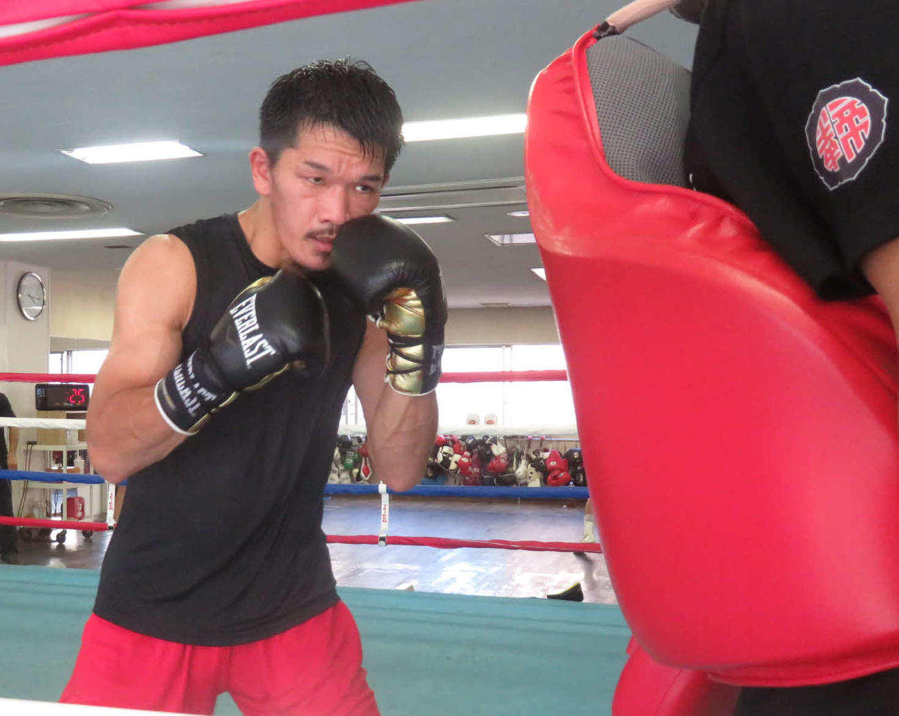 高い集中力を持続し、鋭い眼光でミット打ちに臨んだIBF世界スーパーフェザー級3位尾川